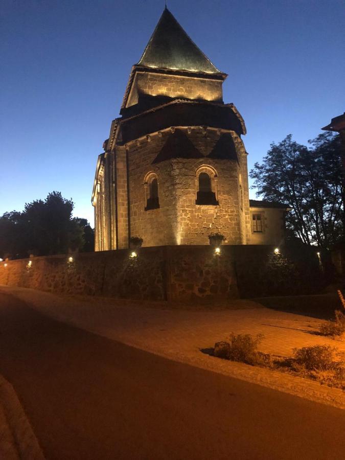 Gite Des Roses Oradour-Fanais Buitenkant foto