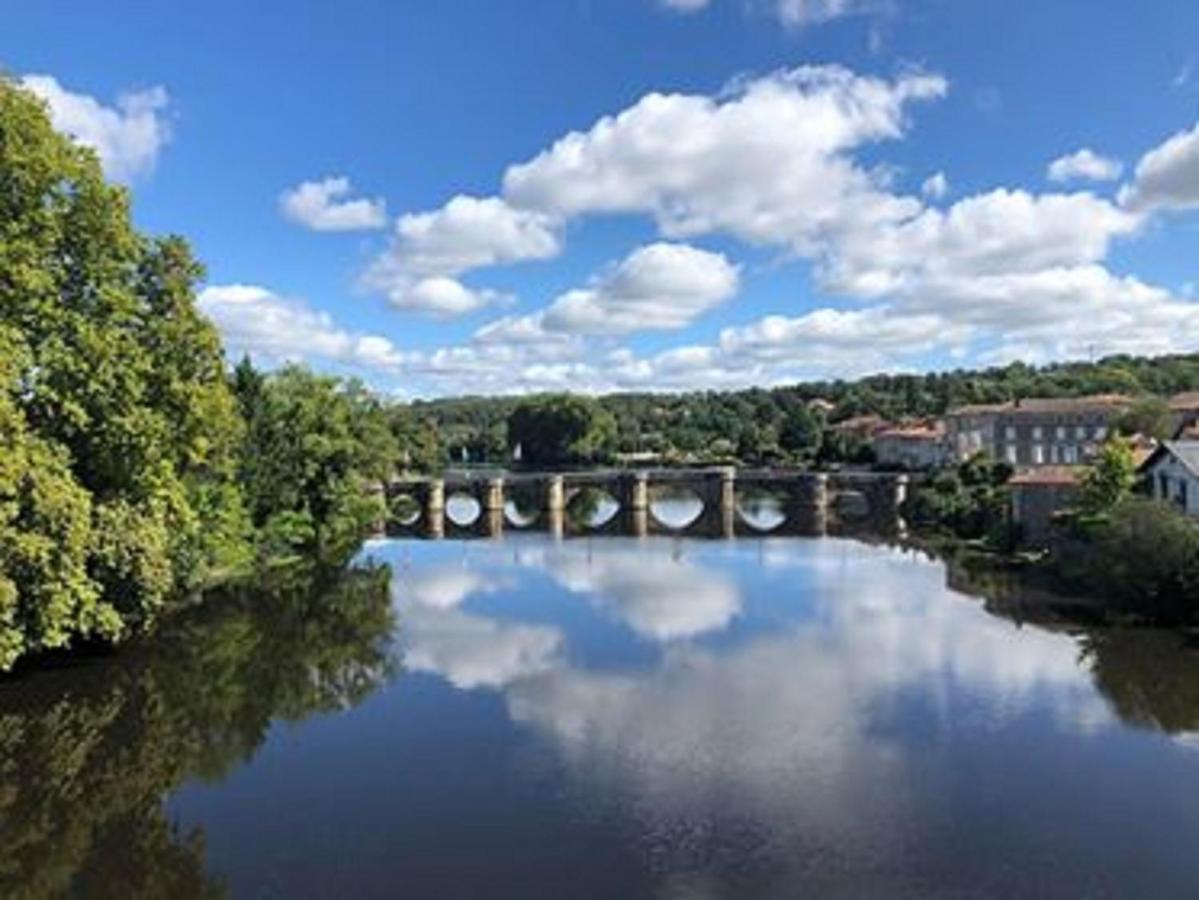 Gite Des Roses Oradour-Fanais Buitenkant foto