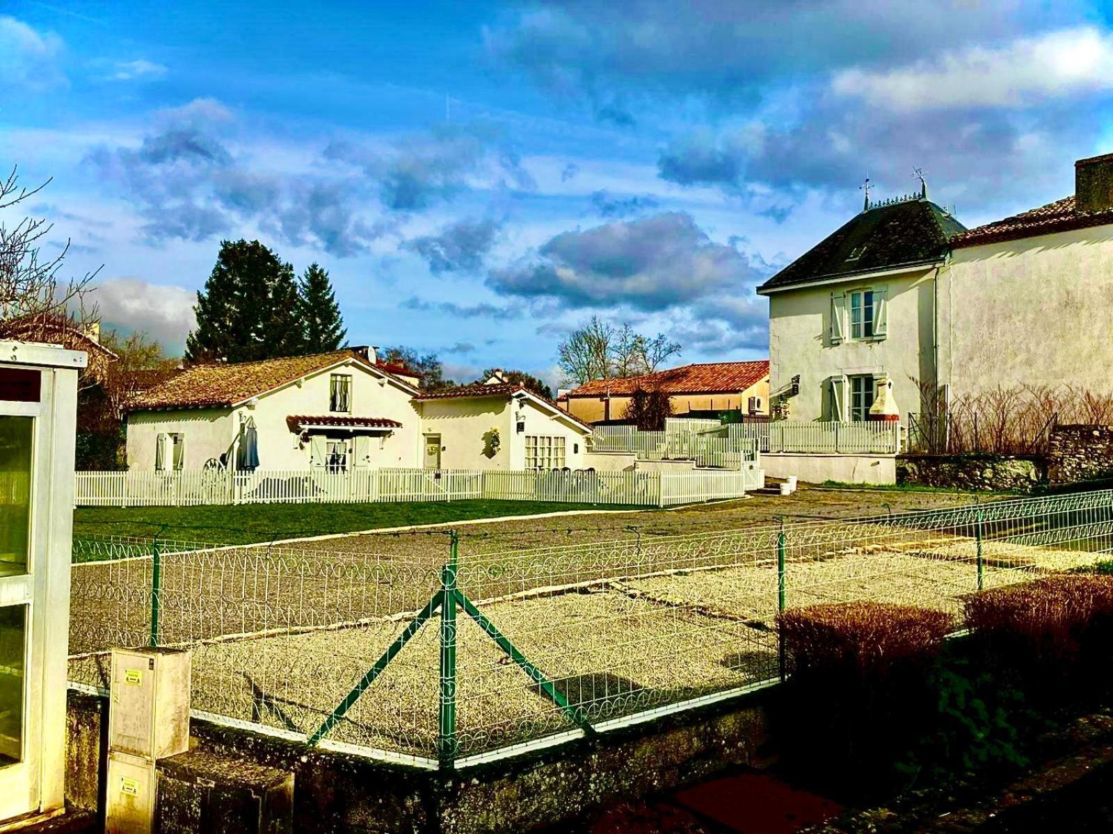 Gite Des Roses Oradour-Fanais Buitenkant foto